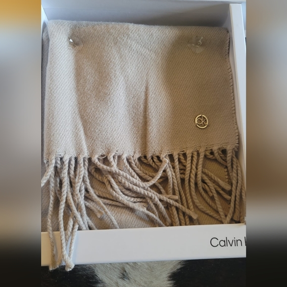 Calvin Klein gift set: scarf and clutch - Picture 4 of 5